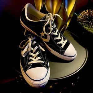 Like New Unisex Converse/ Star Player OX  men’s size 10 women's size 12